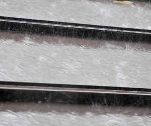 トタン屋根は雨音がうるさい