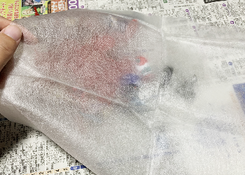 フィギュアを不織布で包む